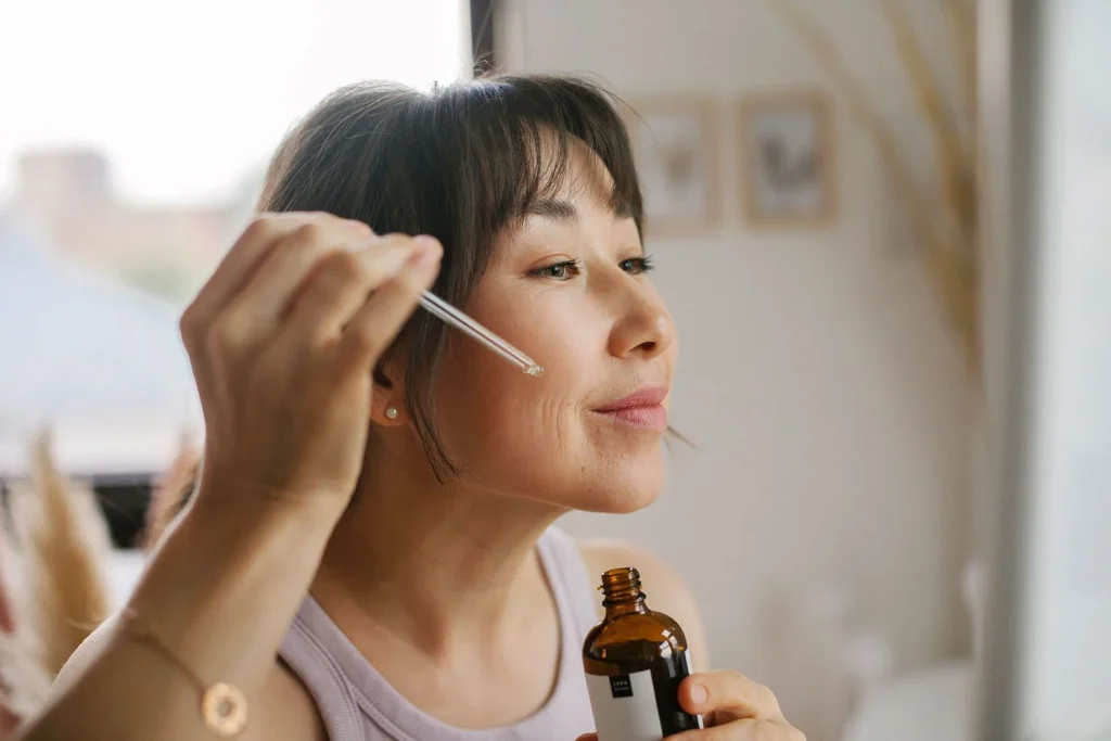 applying serum face getty 0122 2000 ad2c99d5375a489bb1fa4bdb128f369b