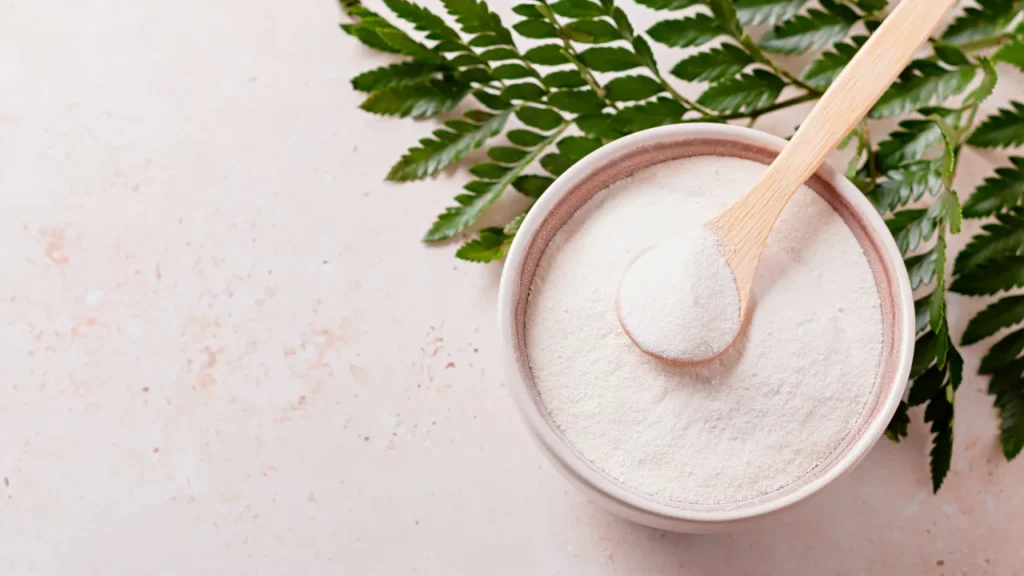 Inositol en poudre dans une cuillère