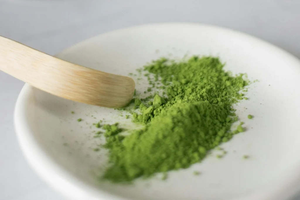 Matcha Powder Benefits: Skin, Hormones, & Weight Loss (The 2025 Science-Backed Guide) 5 pexels photo 7144915