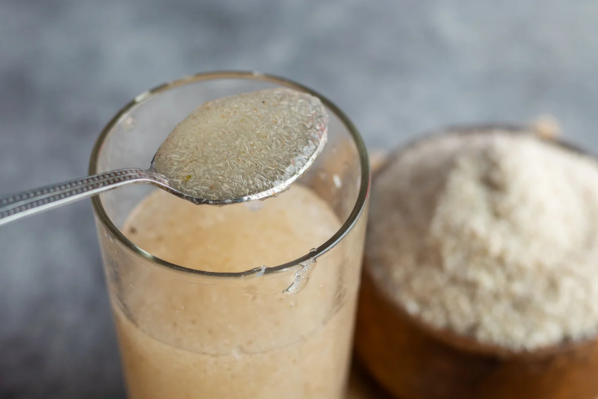 The Ultimate Guide to Psyllium Husk Powder: Benefits, Uses, and Side Effects 6 Vigorously stirring a teaspoon of psyllium husk powder into a full glass of water to prevent clumping.