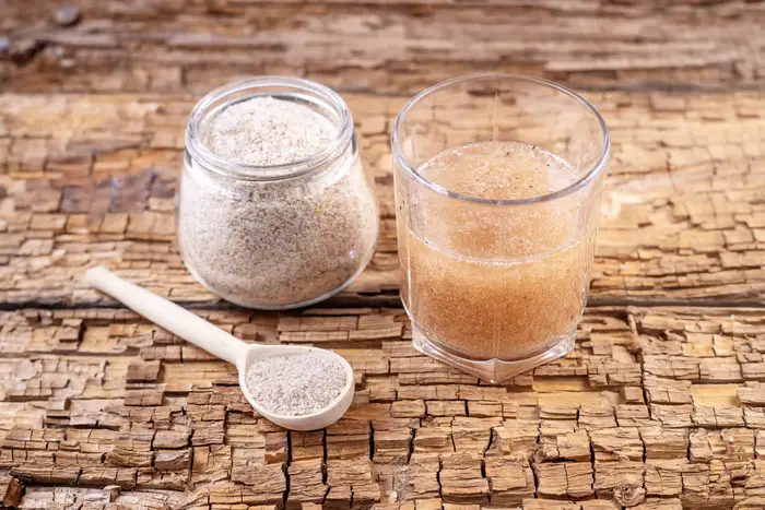 The Ultimate Guide to Psyllium Husk Powder: Benefits, Uses, and Side Effects 4 Comparison showing dry psyllium husk powder and the thick, viscous soluble fiber gel it forms when mixed with water.