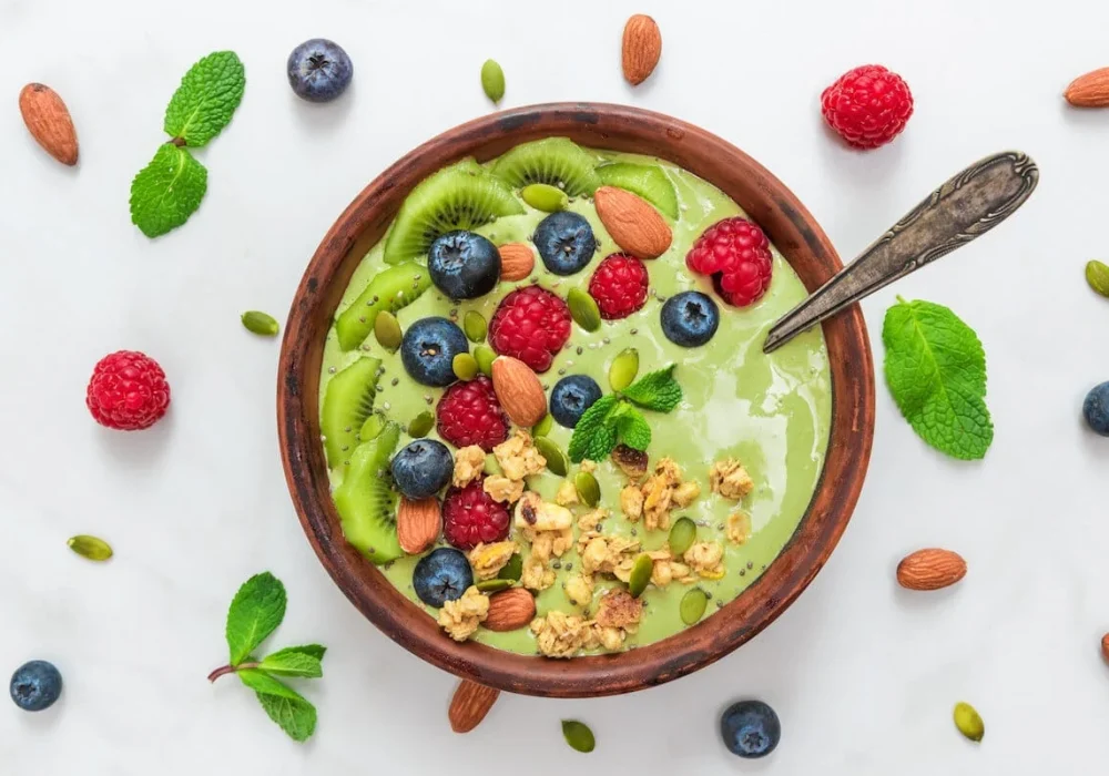 Schale-grüne-Smoothie-mit-Früchten