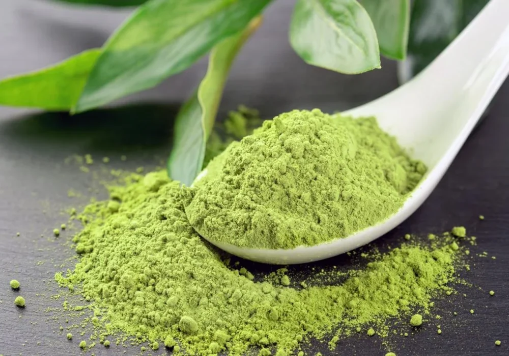 matcha-powder-in-white-ceramic-spoon