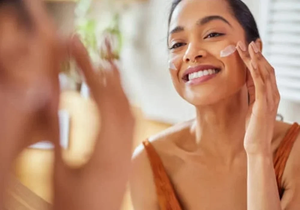 エラグ酸が色素沈着に有効であることを示す輝く肌の女性